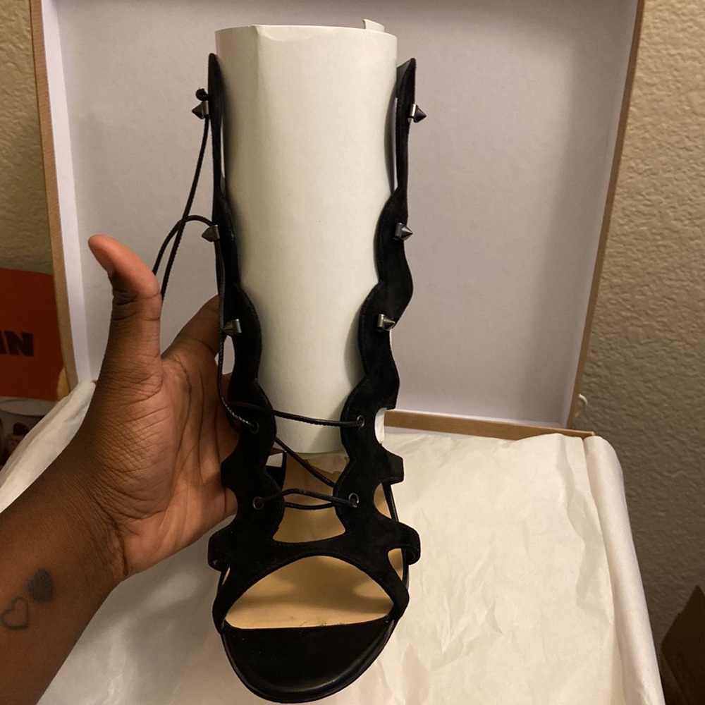 Red Bottomss - Picture 5 of 5